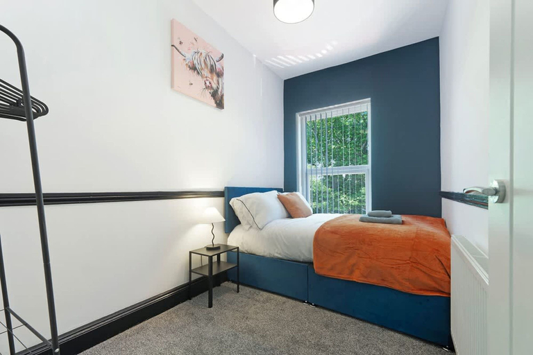 Room 2, 5BR Sleeps 10 Perfect for Contractors in Durham, Durham