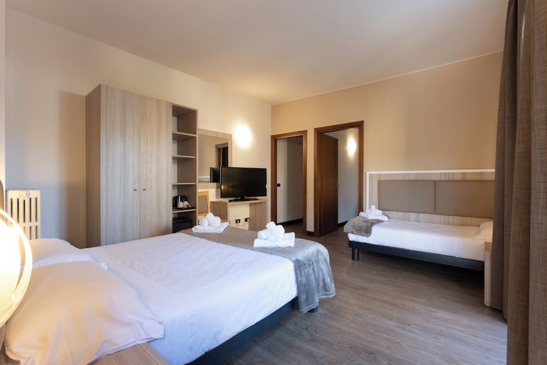 Bedroom 2, Hotel Gardenia, Brescia