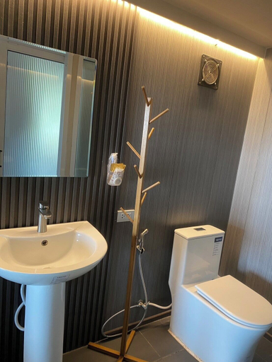 Bathroom 3, The Street Bayfront, Langu