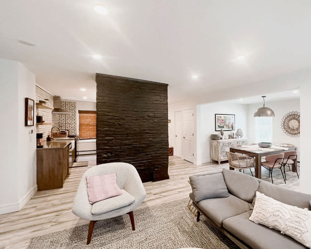 Room 3, Modern 3BR Retreat Sauna Hot Tub Walk to Dining