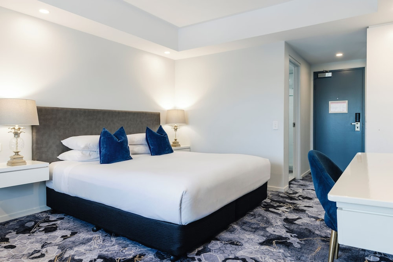 Others 5, Hotel Kingsley, Hamilton