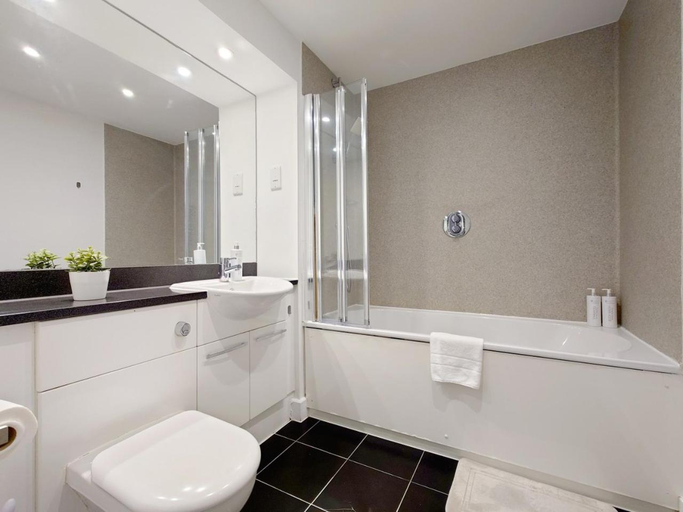 Bathroom 3, Deluxe Two Bed Apartment with River & City View, London