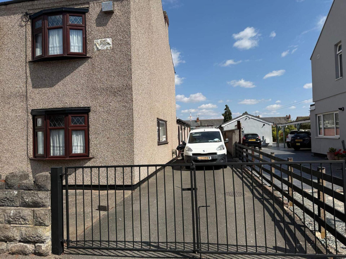 Parking, Coventry 4-bed House, Sleeps 8 With Garden, Coventry
