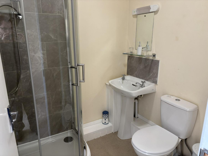 Bathroom 2, The Anchor Inn, Devon