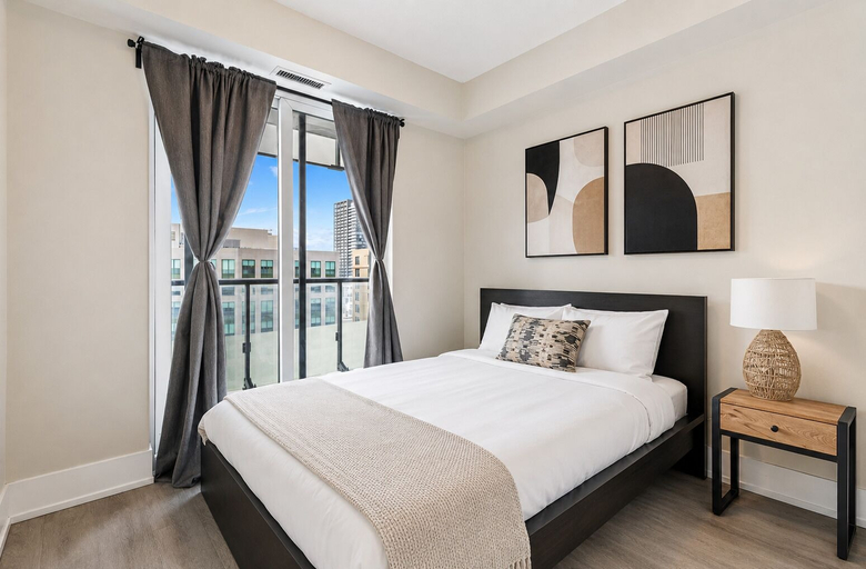 Room 5, The Colin Suites - Downtown Toronto, Toronto