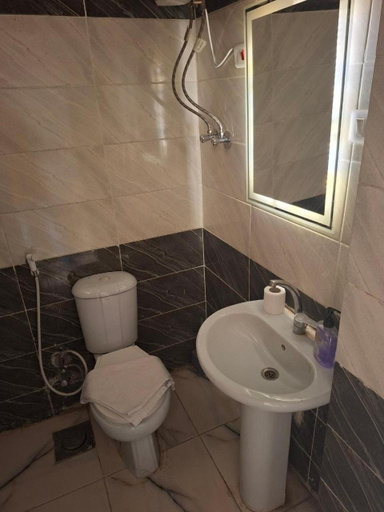 Bathroom, sphinx pyramids view, Al-Ahram