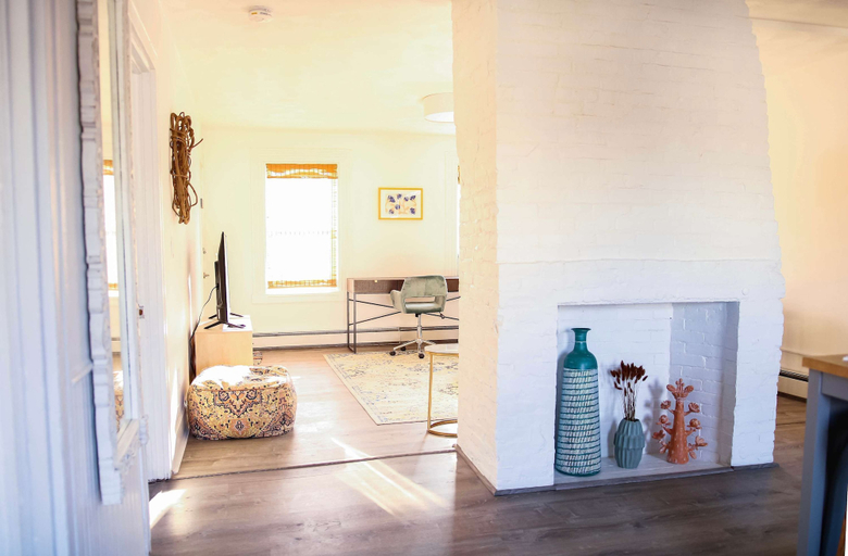 Room 2, Private Retreat Buyout Sleeps 16 Spa 4 Units