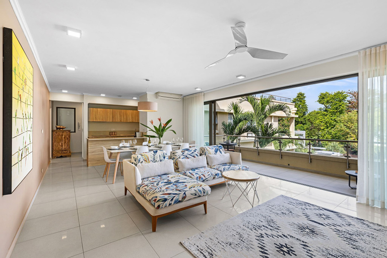 Interior 4, 17 Ocean Legend, Black River