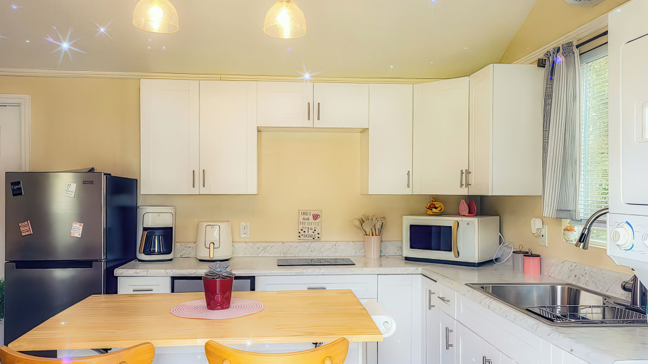 Private kitchen 2, The Blue Sunshine Retreat, Marion