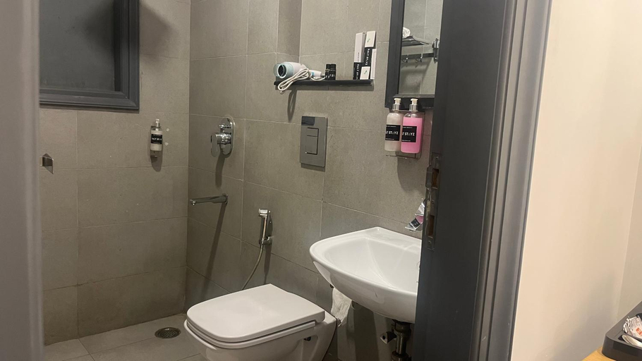 Bathroom 4, Saltstayz Express - Golf Course Road & DLF Phase-1, Gurgaon