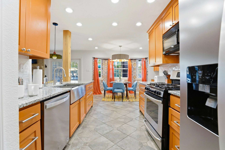 Room 4, Elegant Escape Sleeps 14 Games Pool Fire Pit, Bexar