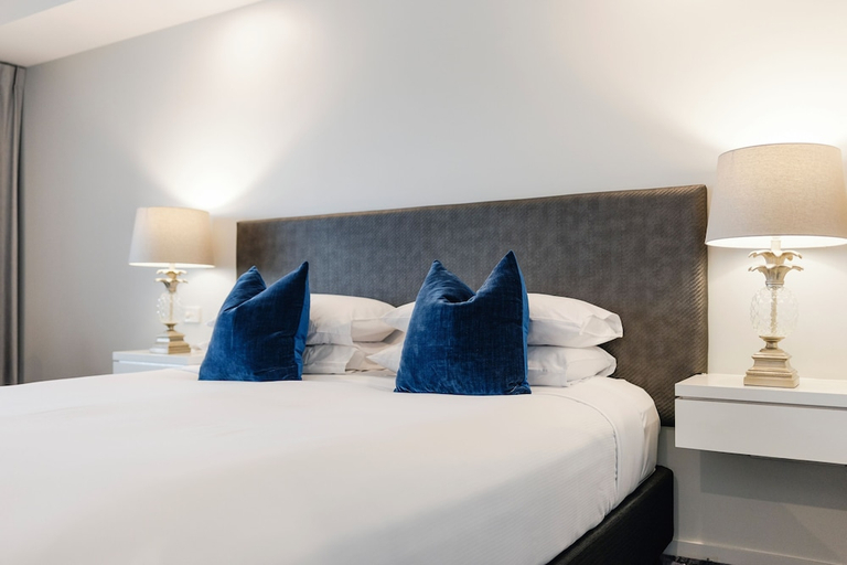Others 4, Hotel Kingsley, Hamilton