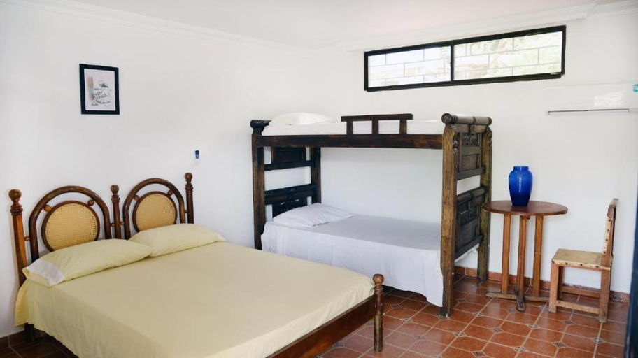 2, Hostal Dumbira, Santa Marta (Dist. Esp.)