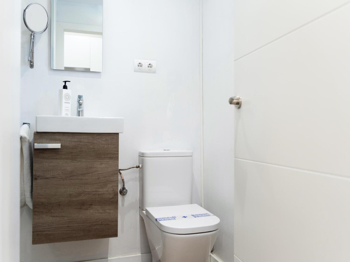 Bathroom 2, Beach apartment III Petit Bijou, Barcelona