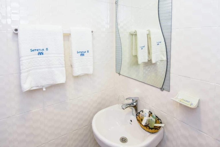 Bathroom 4, Hotel Serena Palace, Wouri