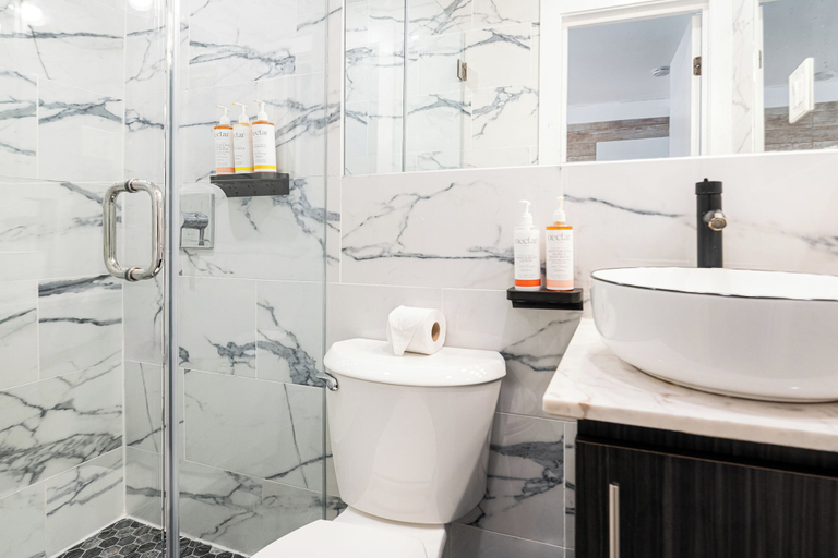 Bathroom 4, Chesterfield Hotel & Suites, Miami-Dade