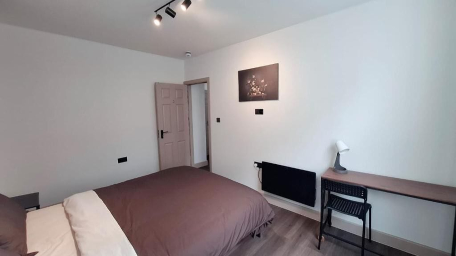 Room 5, SOS House - London Grand, London