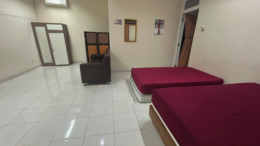 Room 4, Collection O near Taman Semanggi, Central Jakarta