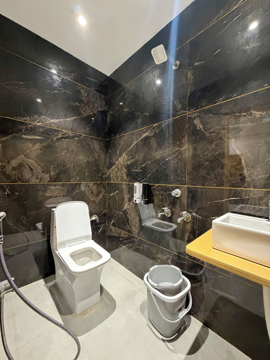Bathroom 4, Hotel The Krisha Inn, West Nimar