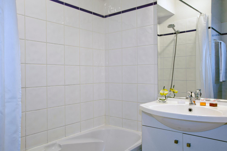 Bathroom 4, Sejours & Affaires Clermont Park Republique, Puy-de-Dôme