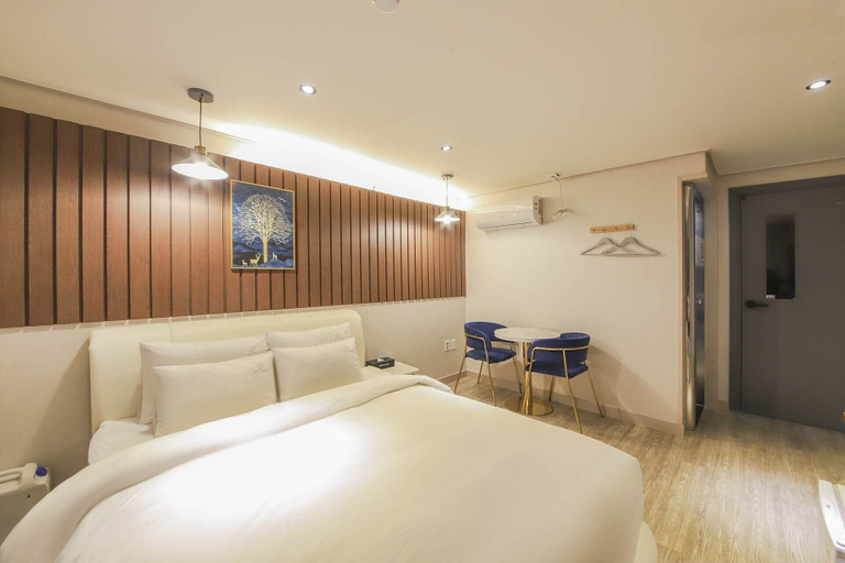 Room 4, seomyeon hotel band, Busanjin
