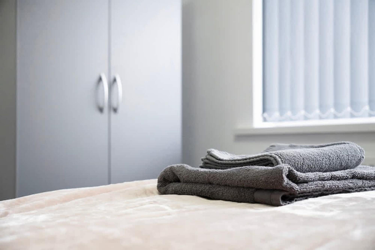 Room 4, Newcastle 2BR Sleeps 5 2 Parking by Stay With Us, Newcastle upon Tyne