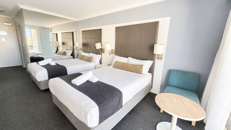 Room 2, Central Surfers 2 Beds by Beach and Tram, Gold Coast