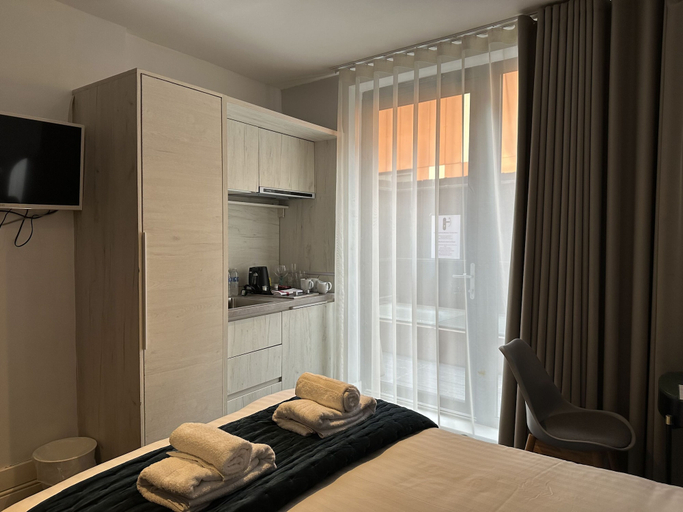 Others 3, Widegate Residential, London