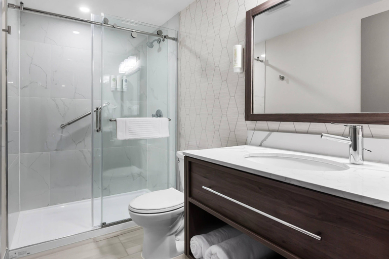 Bathroom 4, Comfort Inn, Muskoka