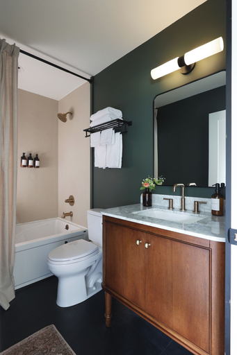 Bathroom 2, The Timberlane Inn, Cass
