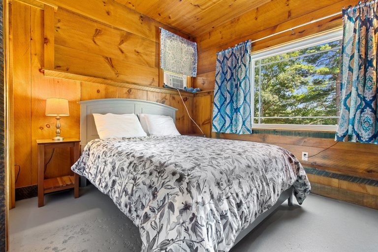 Room 2, Cozy Lakefront Cottage With Stunning Views, Deck, BBQ Grill, and Outdoor Firepit, Lincoln