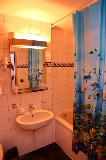 Bathroom 5, Hotel-Rotisserie La Tour Rouge, Delémont