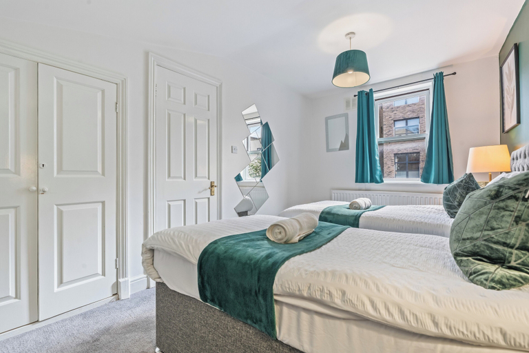 Room 2, Beautiful 2BR House in Camden, London