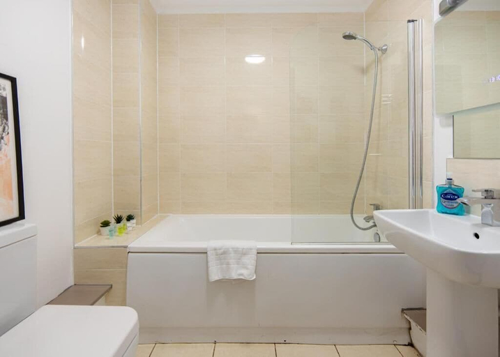 Bathroom 3, 216a Bassett Green Apartments, Hampshire