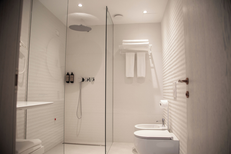 Bathroom 5, Abi's Hotel & SPA Vlore, Vlorës