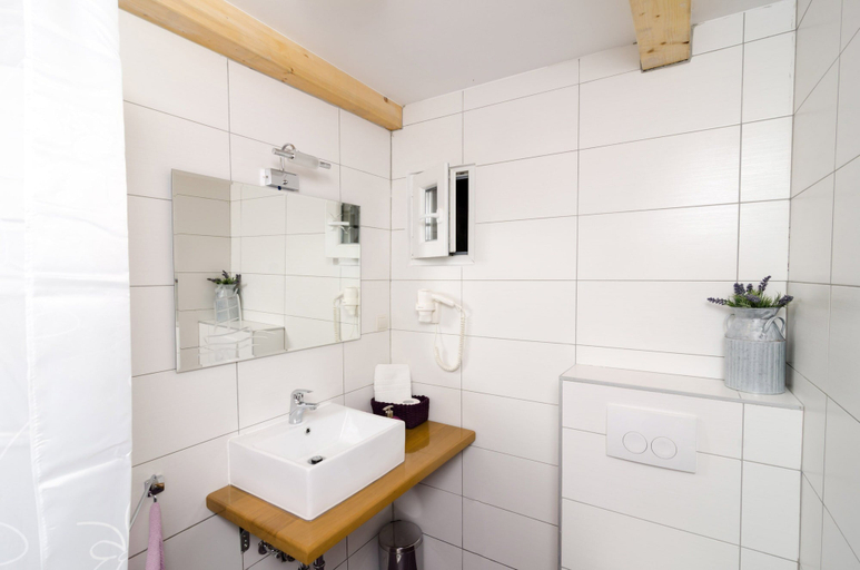 Bathroom 5, Lavender Garden Apartments, Dubrovnik