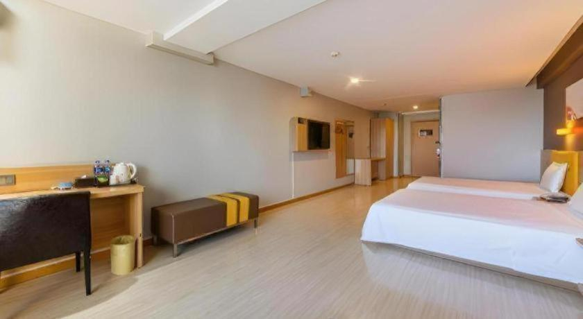 Bedroom 3, 7 Days Premium Xi'an Dayan Tower Xiaozhai Metro Station, Xi'an