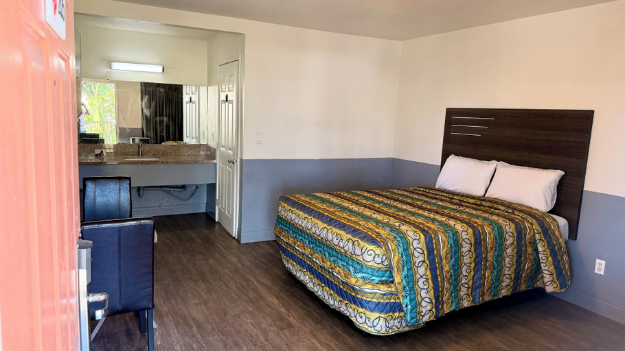 Bedroom 5, La Rosa Motel, Los Angeles