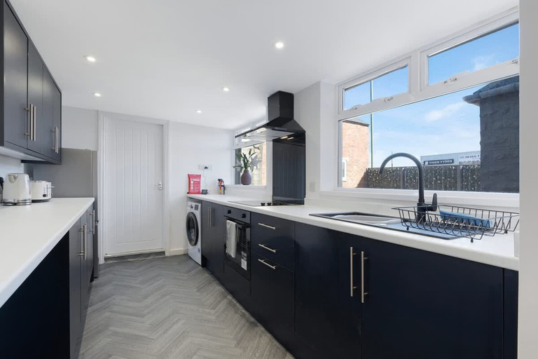 Room 5, 4BR on Durham Road Perfect For Large Groups, Durham