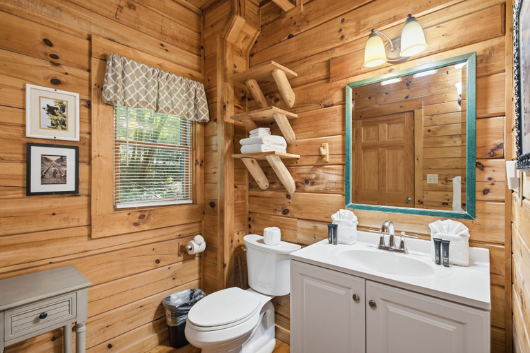 Bathroom 2, 3 Brothers Bears 3 Bedroom Cabin, Sevier