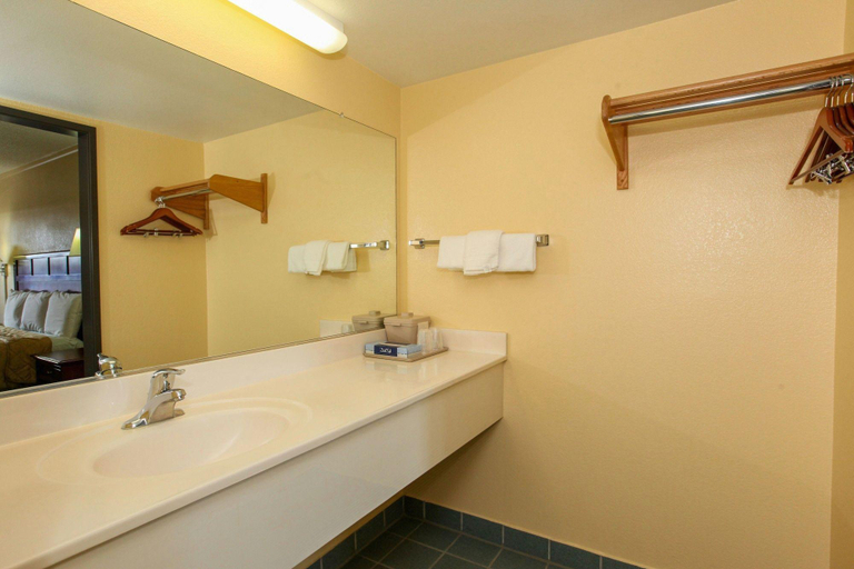 Bathroom 4, Budget Inn Flagstaff, Coconino