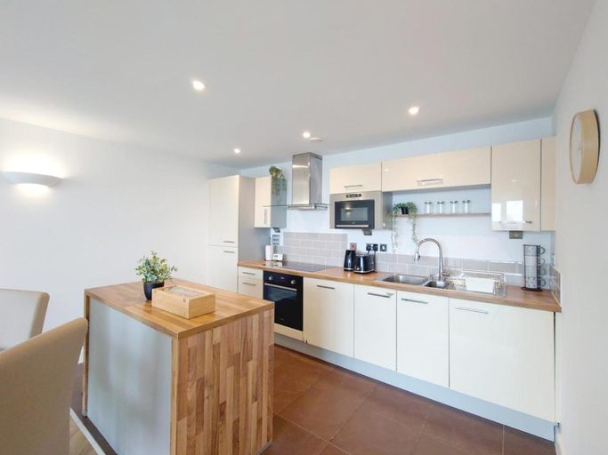 Others 4, Deluxe Two Bed Apartment with River & City View, London