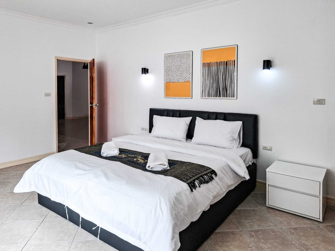 Room 2, Beachside 4BR Private Pool Villa, Pattaya
