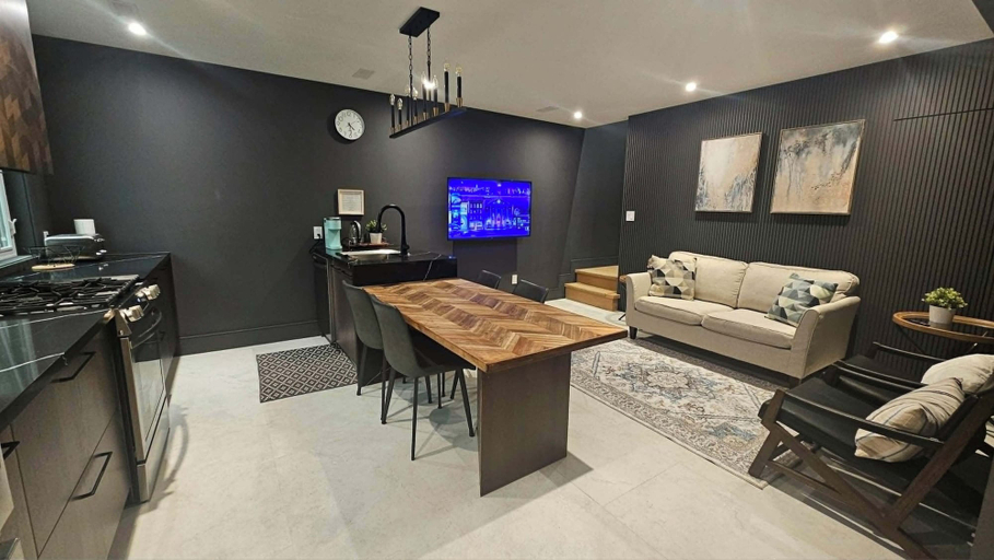 Interior 5, Modern & stylist house in Toronto, Toronto