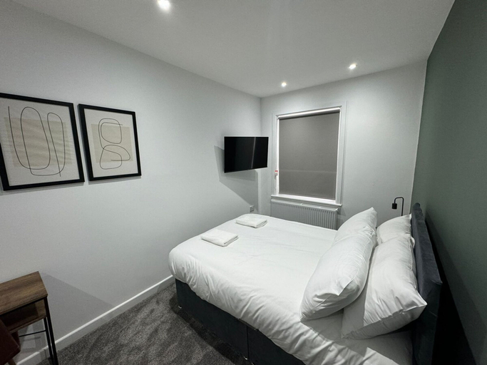 Room 2, 6 Bed Contractor Acom in Hartlepool, Hartlepool