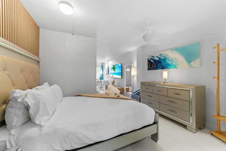 Room 5, South Beach Boutique Suites, Miami-Dade