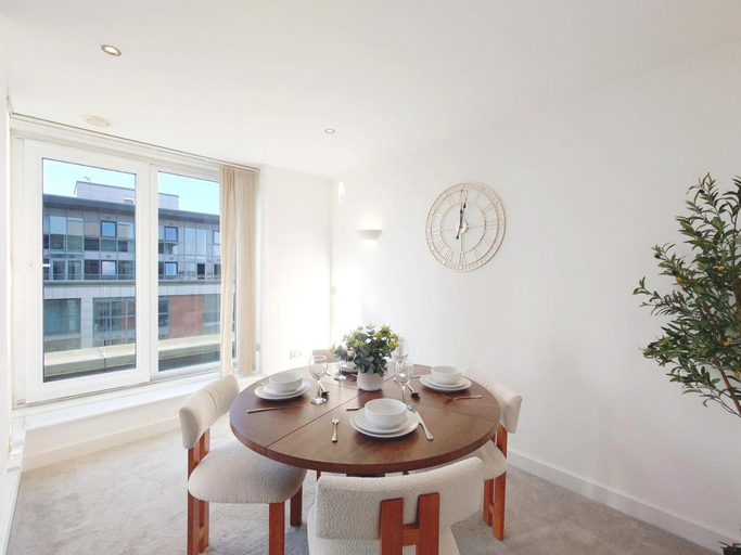 Others 5, Deluxe Two Bed Apartment with River & City View, London