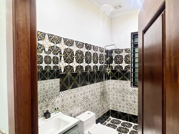 Bathroom, Starlight Beach Hotel, Sihanoukville