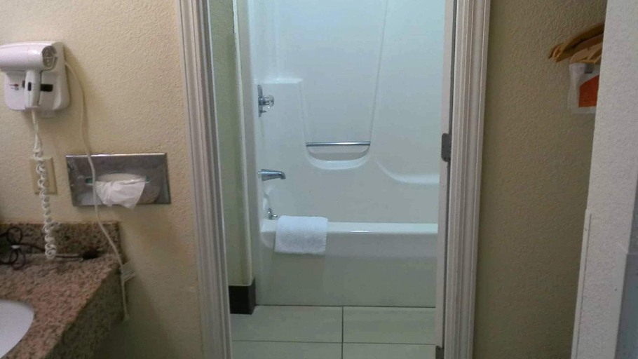 Bathroom 3, Quality Inn and Suites Indianapolis, Marion