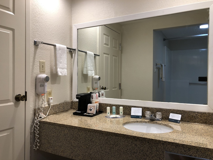 Bathroom 4, Quality Inn & Suites Paragould, Greene